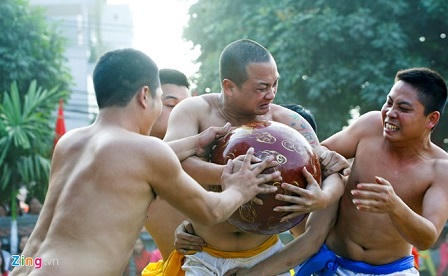 Trai Hà Nội cởi trần thi vật